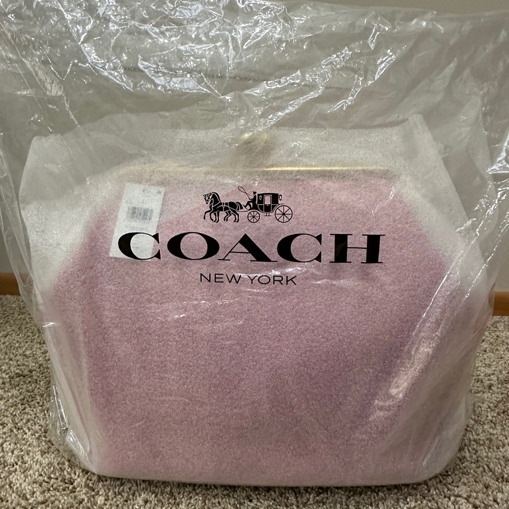 BRAND NEW RARE COACH PINK KISSLOCK 👛